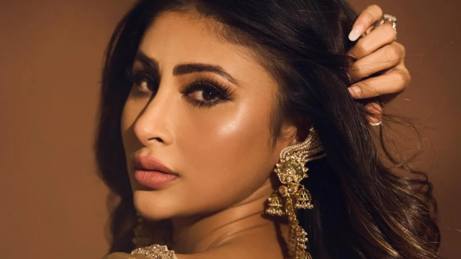 Mouni Roy Paparazzi interaction during a public appearance